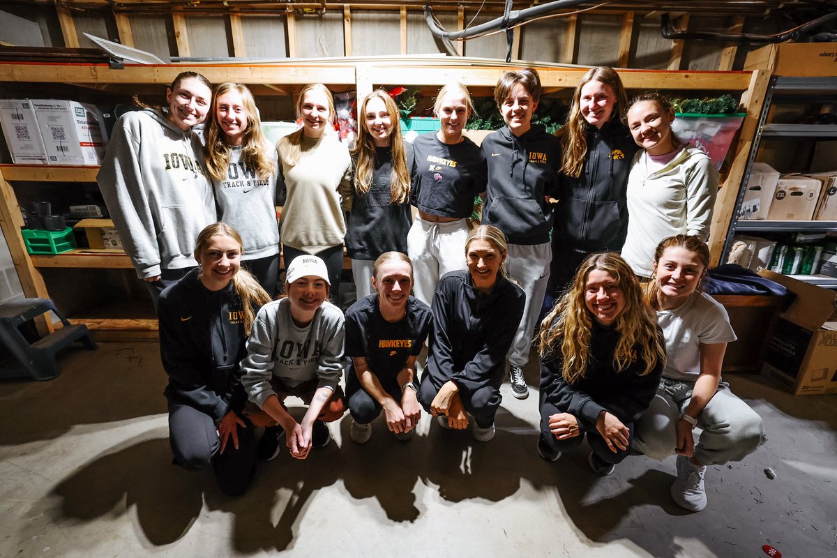 Iowa student-athletes gave back to the community today as part of the annual 𝗗𝗮𝘆 𝗼𝗳 𝗖𝗮𝗿𝗶𝗻𝗴 🖤💛 📷: Women’s Track & Field volunteers at Iowa City shelter house #Hawkeyes