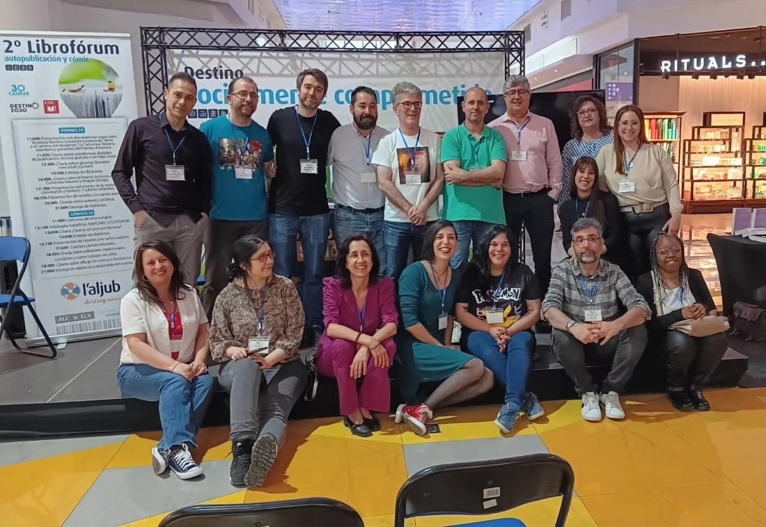 MariaLeivag's tweet image. Tremendo fin de semana con el #LibroForumElche2

Dos días de reencuentros con amigos/as y compis, de desvirtualizar a otros/as...

De abrazos, risas, charlas, de compañerismo y muchos libros. Se hará muy larga la espera hasta el próximo, pero os aseguro que he sido MUY feliz💙