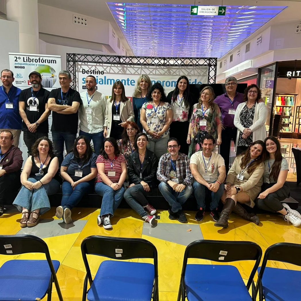 MariaLeivag's tweet image. Tremendo fin de semana con el #LibroForumElche2

Dos días de reencuentros con amigos/as y compis, de desvirtualizar a otros/as...

De abrazos, risas, charlas, de compañerismo y muchos libros. Se hará muy larga la espera hasta el próximo, pero os aseguro que he sido MUY feliz💙