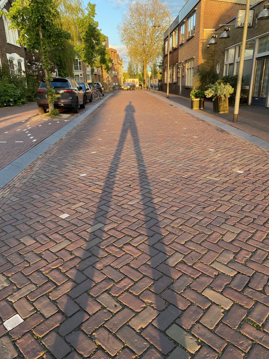 Dorpsstraat, De Bilt. Vroeg in de avond na een bezoek aan de #CarminaBurana, nee aan de #GelatoBurano waar mijn dochter werkte vandaag.