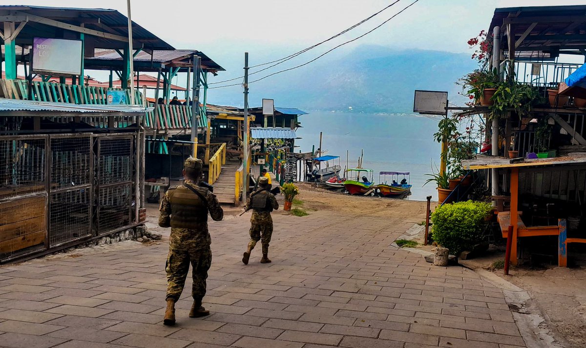 📍 Lago de Coatepeque Realizamos patrullajes terrestres y brindamos seguridad en el área del lago, para que nuestros visitantes disfruten de las atracciones turísticas del lugar. #PlanControlTerritorial