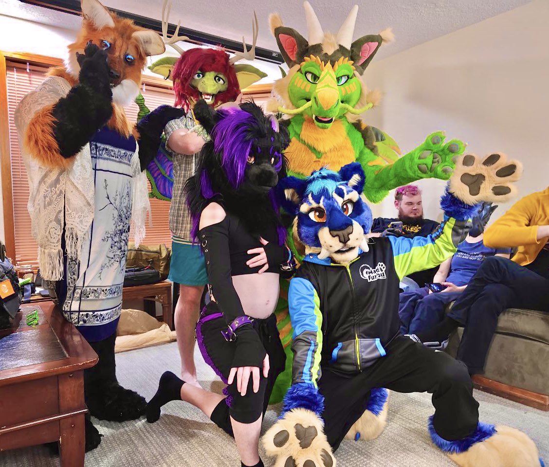 It’s fursuit fun time with friends! 📷: Danrulz98