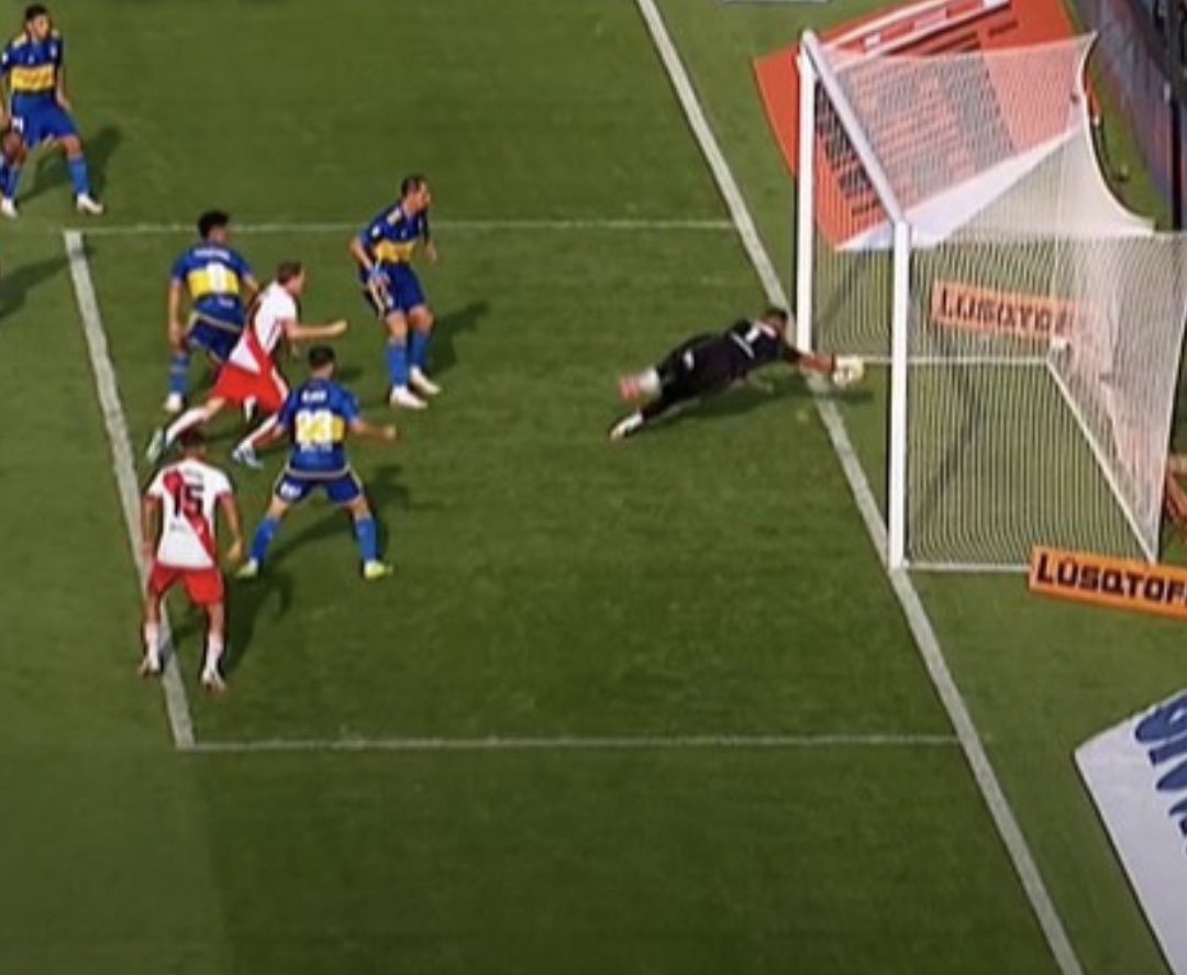 ⚽️ ¿Era gol de #River? 🤔

El #VAR decidió que la pelota no ingresó y el #Superclásico sigue 1 a 1.