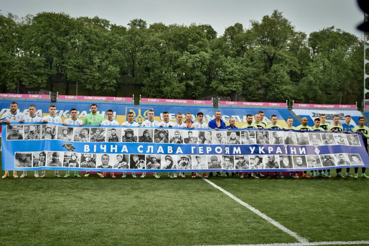 Led by Andriy Yarmolenko & Stands of Heroes charity org the families of fallen Dynamo fans were invited to Dynamo v Polissya today Their children were mascots, did symbolic KO & during the minute’s silence 47 DK fans who’ll never see their team play again were shown on screen 🫡