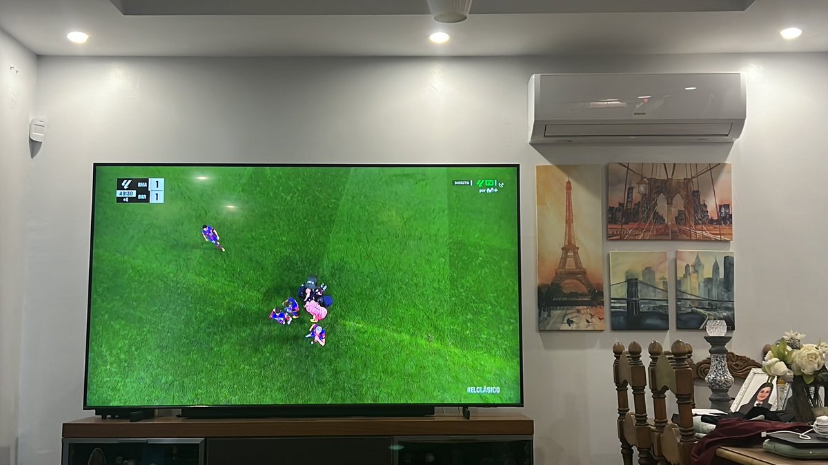 geoconmari3E's tweet photo. Mientras veía el partidito, he podido ver que los cuadros de al lado de la televisión son figuras planas: rectángulos. 
Por cierto… Hala Madrid!!!!🤍
#didgeometria3E 
#geometriaplanauma https://t.co/nL8Rfjey7N