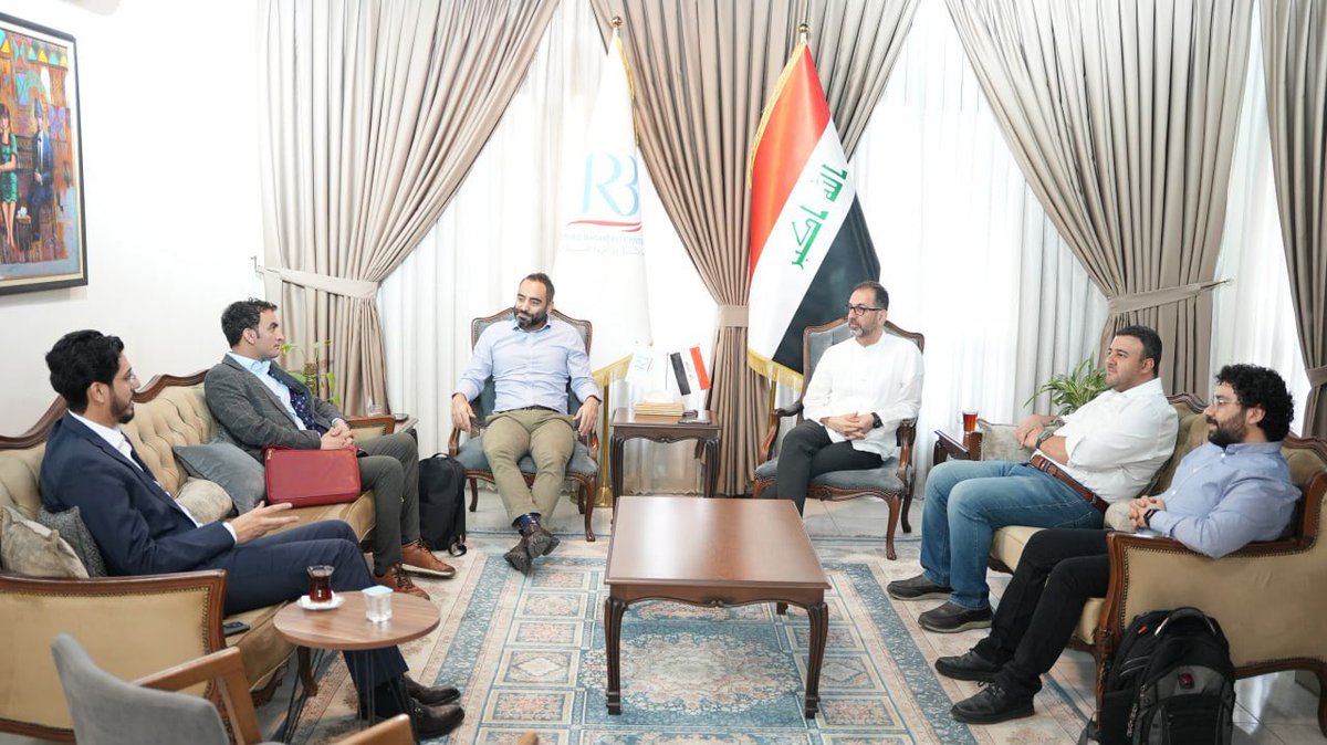 BAGHD_CHRONICLE's tweet photo. جلسة بين باحثين في مؤسسة تشاتام هاوس البريطانية  @ChathamHouse ومنسق المجموعة العراقية للشؤون الخارجية @yousif_Almohsen 
ومدير مركز رواق @abbas_anbori https://t.co/BmybAIxzL5