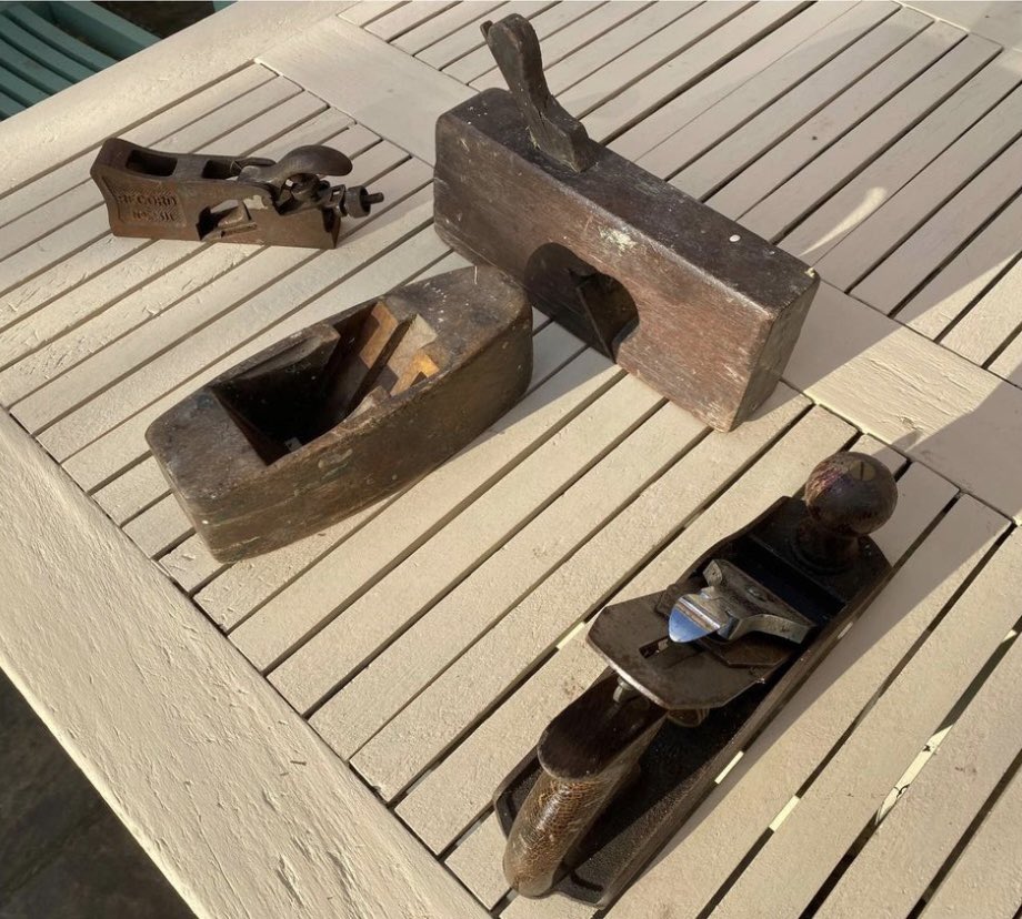 Tomorrow im picking up this rusty dusty dirty quartet of woodworking planes for £10. I know!!! A whole £10’s I must be mad right 🤔 im sure some of you will know why though? 😉 #vintagetools #oldtools #restoration #woodworking #workshop