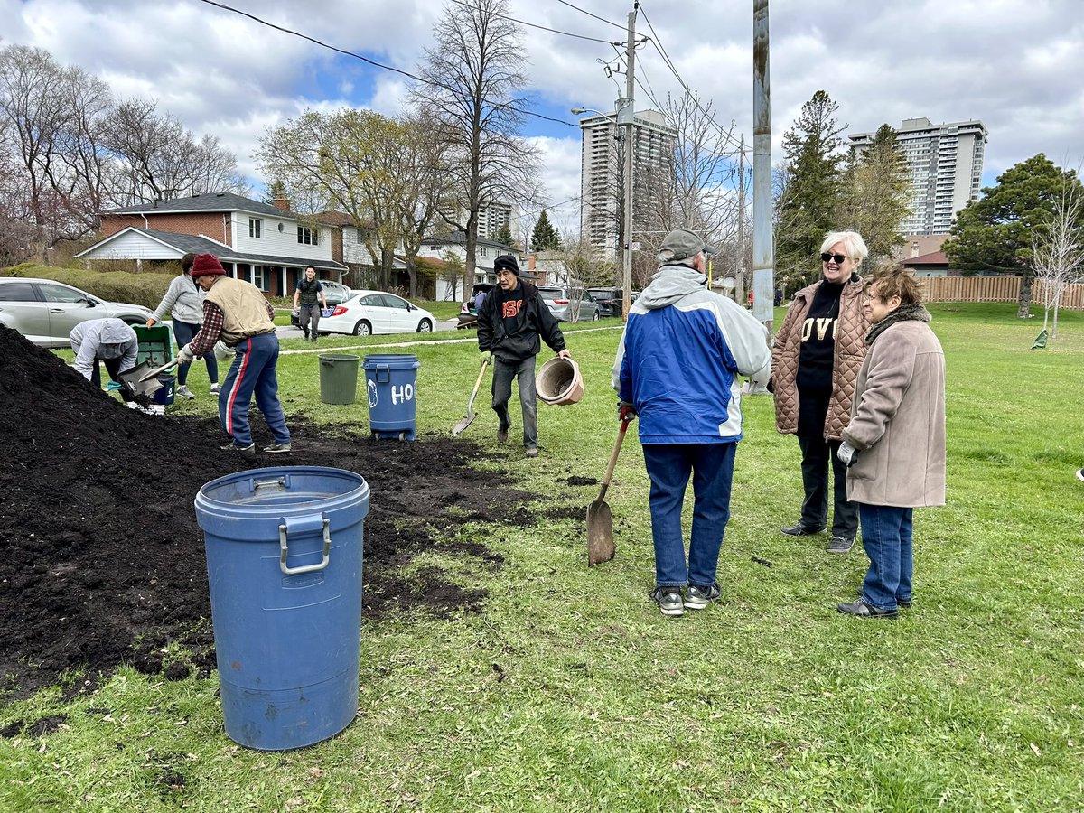 Another great turnout at our Compost Day today! Thanks to all the neighbours who stopped by Hobart Park to get a kickstart on their spring gardening 🌷🪴