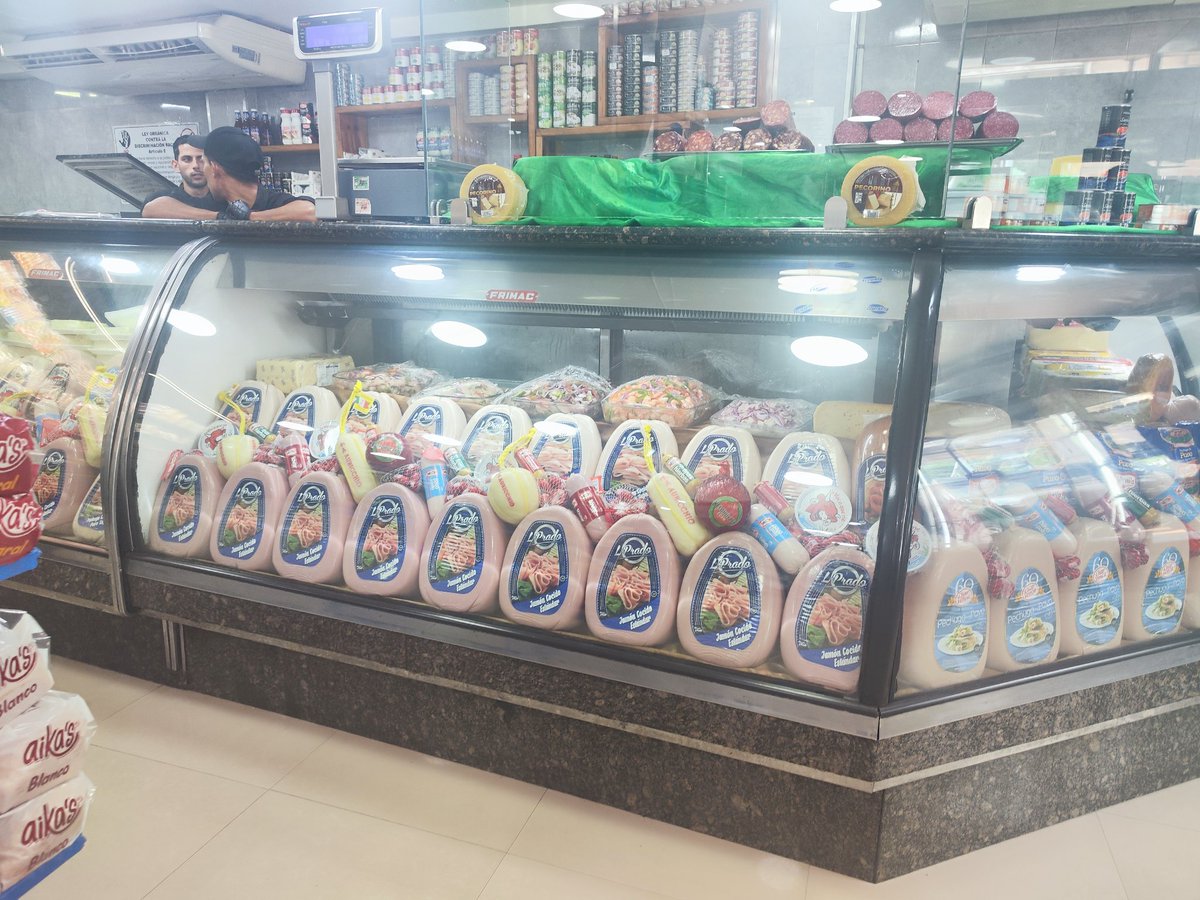 ElNecio_Cuba's tweet photo. ¿Viste cuando se reían de Venezuela y te mandaban allá? Acabamos de entrar a un pequeño negocio en Macuto (La Guaira) a tomarnos un café y miren como está esto: queso, jamón, chorizos, carnes, panes, dulces, frutas...y claro, café ☕ RIQUÍSIMO EL MARRÓN 🔥😏 https://t.co/Wo2gN5xwmj