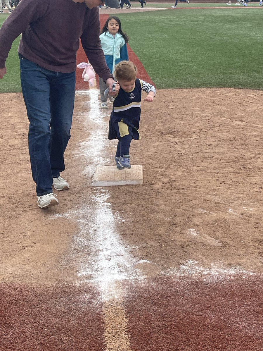 No better way to celebrate sweep than with kids running the bases🙌 #GoNavy