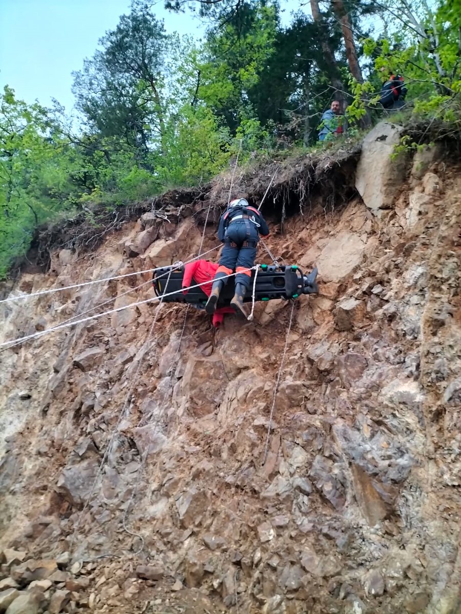 Trabzon'da ormanda çalışırken uçuruma yuvarlanan kişiyi itfaiye kurtardı 2mart.com.tr/karadeniz/trab…