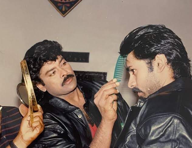 Rare pic of #MegastarChiranjeevi Garu & #PawanKalyan #vintagePspk #Chiranjeevi #MEGASTARCHIRANJEEVI @KChiruTweets @PawanKalyan ❤️