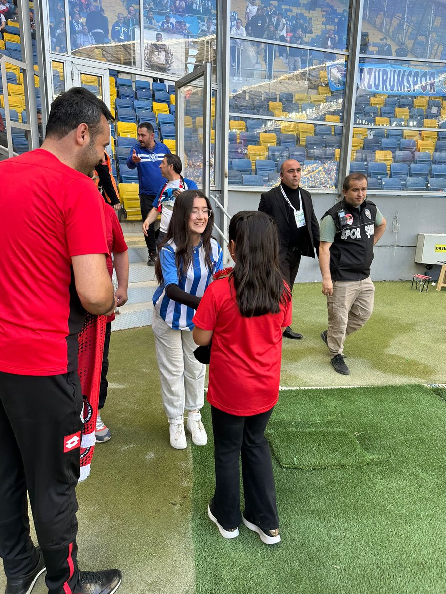 HER ZAMAN DOSTLUK, KARDEŞLİK KAZANACAK

Türk Futbolunun kaosa, şiddete, nefret iklimine mecbur bırakılmasına izin vermeyeceğiz. Gençlerbirliği kültürü, her zaman dostluğu her zaman centilmenliği ön plana çıkartır. Bizler de sonuna kadar bu kültürü yaşatacağız.

@dadaslargrubu…