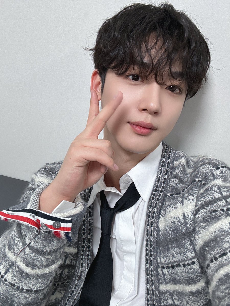 WEiBrazil's tweet photo. #TRAD | 21.04.24

Yohan na conta do WEi.

"Todo domingo à noite era tão espirituoso! MC Yohan perfeito🐰e refrescante🫧 O momento mais quente da juventude sonhadora ✨ #League_of_Universities: meninos atletas 🏆 Obrigado por se juntar a nós 💙💜"

#위아이 #WEi 
#김요한 #YOHAN https://t.co/HWtc1Bgq31