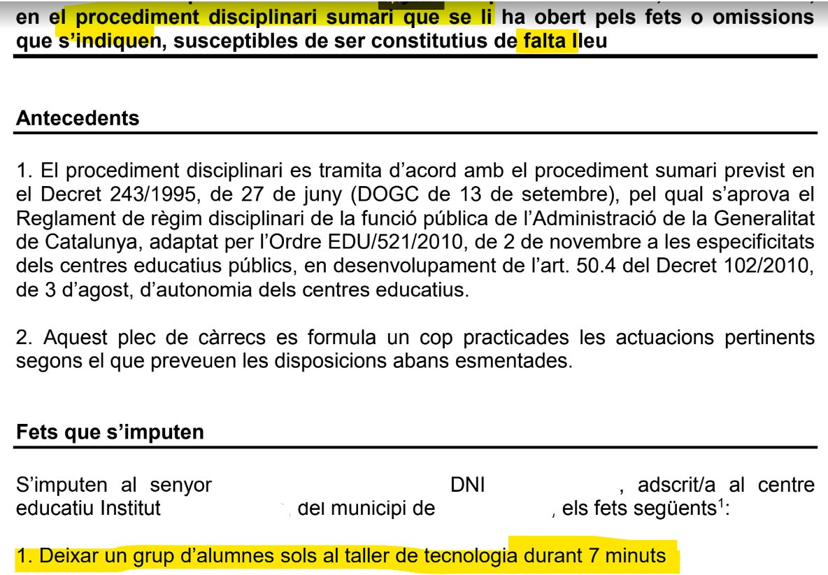 Un professor es queda a l'hora del pati a treballar al taller. Després, mentre entren els alumnes, una professora parla amb ell per un assumpte urgent. Se'n van a parlar durant 5 minuts a 4 metres de l'aula. La directora l'expedienta. Després s'estranyen que faltin professors.