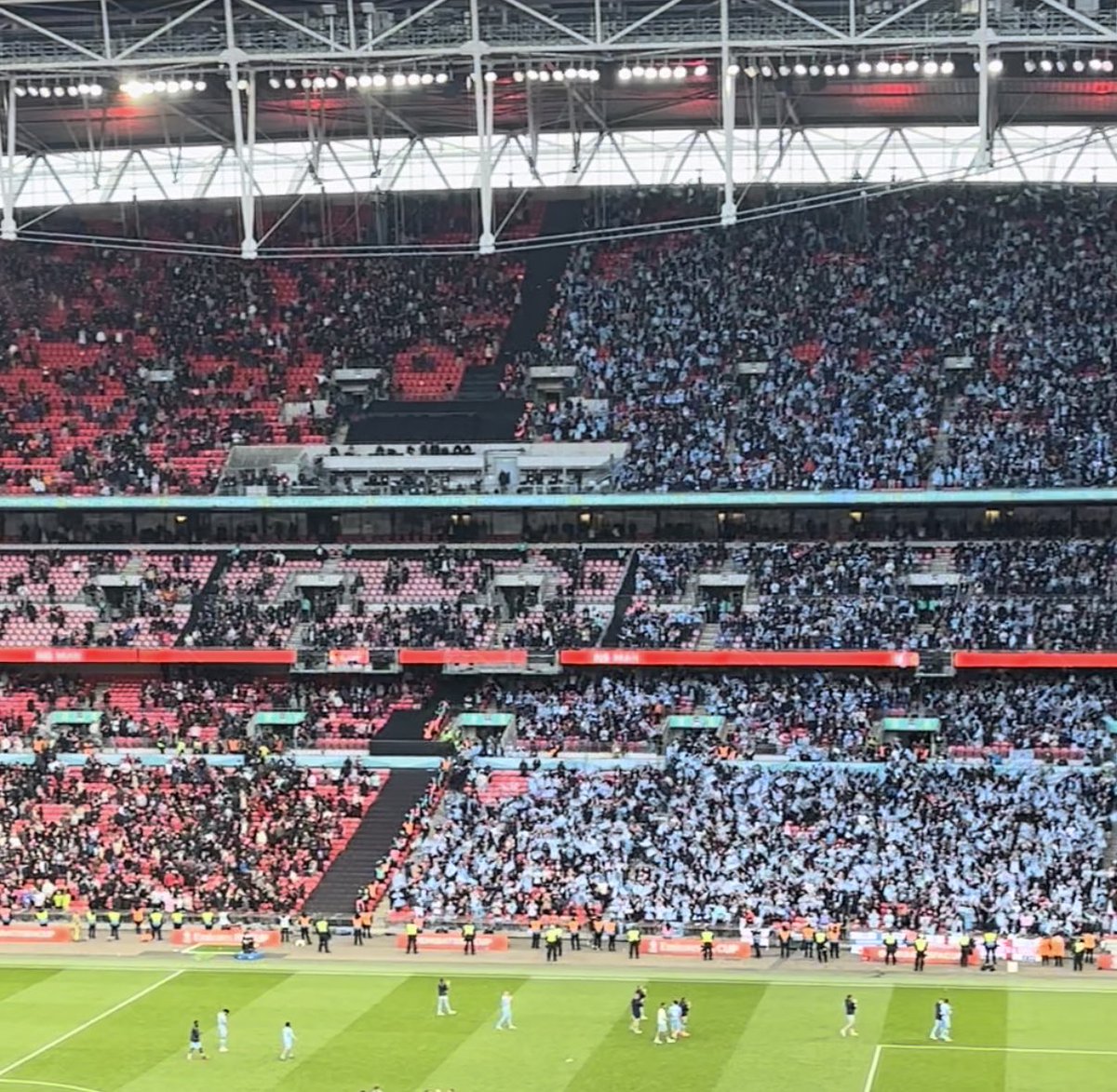 AdamJSmithy's tweet photo. I can’t remember EVER being at Wembley before where the losing team fans stay longer than the winning team fans &amp; only a couple of player celebrate a penalty shoot-out win 😱

A Bizarre ending that tells you how much respect Coventry deserve 👏👏

#COVMAN #FACup https://t.co/UIaFETrebZ