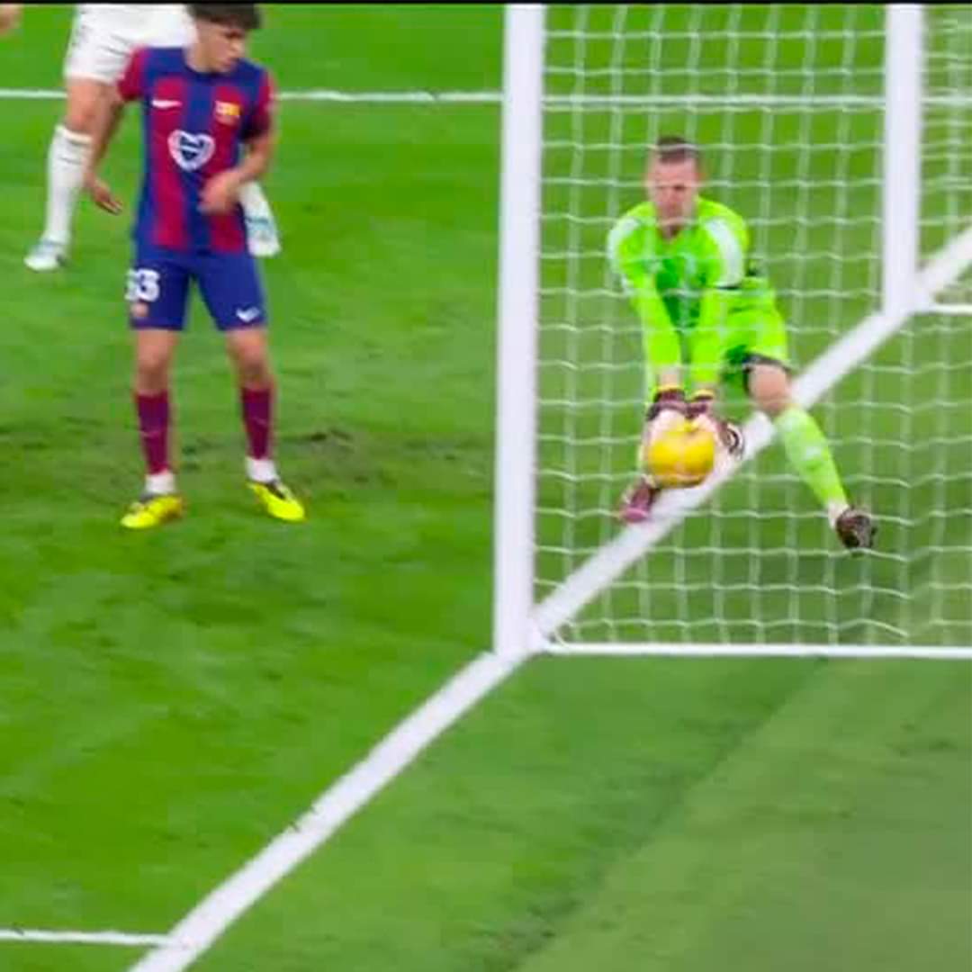 DiegoAlvar55941's tweet photo. Cómo NO va a existir en La Liga el 'goal-line technology'. 

#ElClasico #ROBO #Barcelona 
#RealMadrid #SinPena https://t.co/g9ZcDNOiaO
