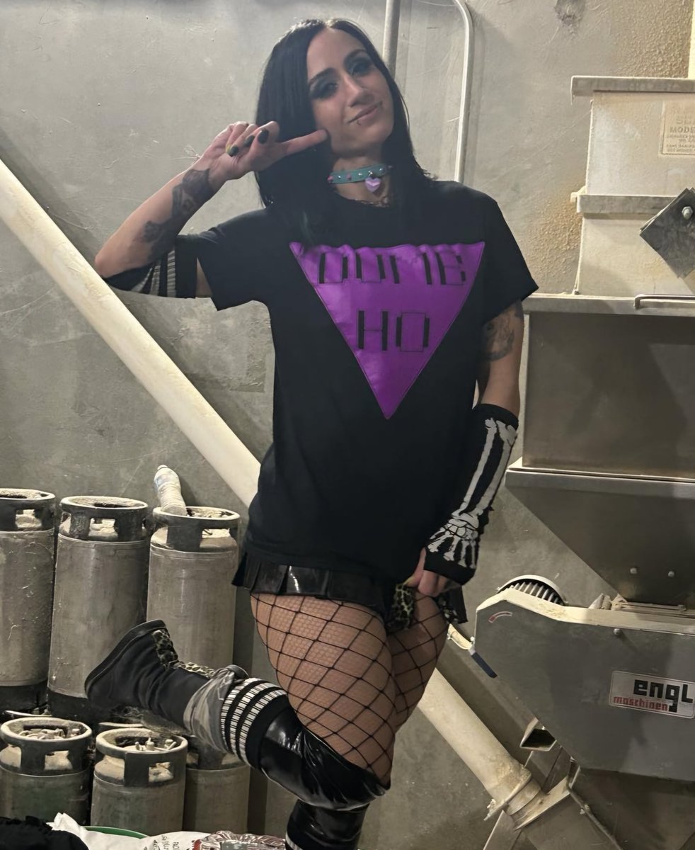 Things that run in our family:
Being dumb
Being ho
Being really good at the wrestle stuff
Let's go defend some gold
<a href="/officialUGWA/">UGWA</a>