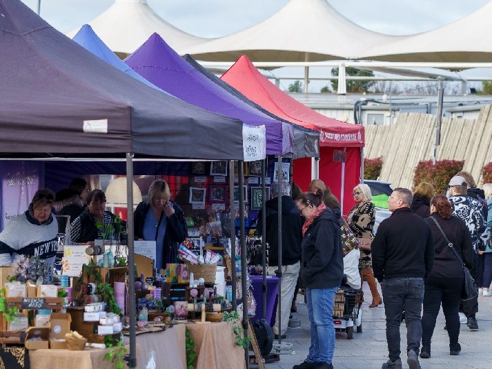 🛍️ The Spring Outdoor Artisan Market is coming soon to #DaltonPark . Try culinary delights from local traders. As you sip on a glass of Pimm's, browse a fantastic array of handmade crafts and pieces of art. 📌25-26 May lnk.bio/s/TCCfood #DurhamCultureCounty #artisanmarket