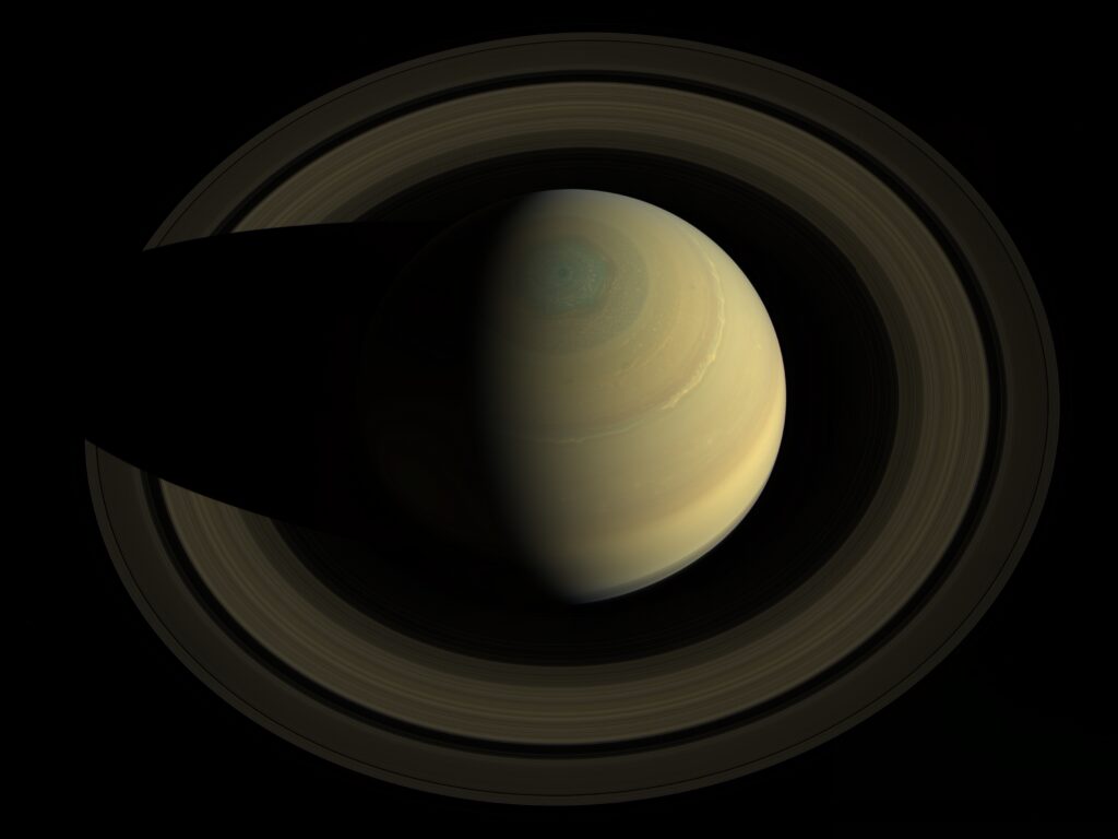 #AbrilAeroespacial en imágenes #20. Retrato del planeta #Saturno por el orbitador #Cassini, el 10 de octubre de 2013. Aquí se pueden apreciar ese majestuoso sistema anular y ese misterioso hexágono en su polo. 
📷ESA/ISA/NASA/JPL
No olviden seguir nuestro especial en RRSS.