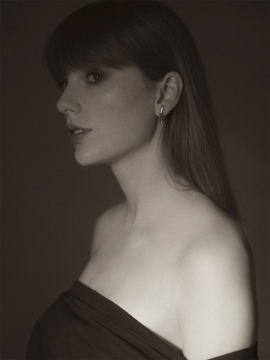 her side profile is absolutely everything