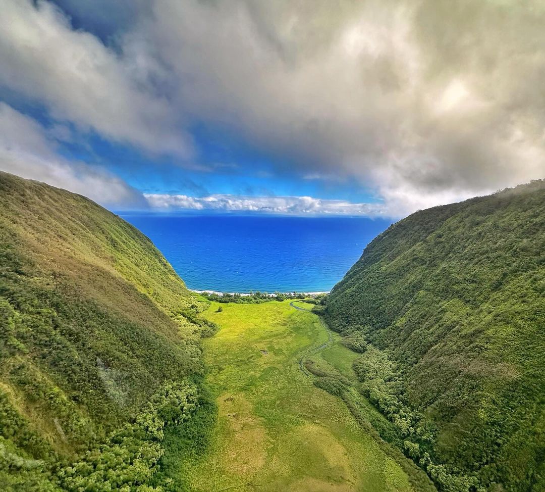 Waipi’o Valley from above 💙🚁 📸 @mthiessen