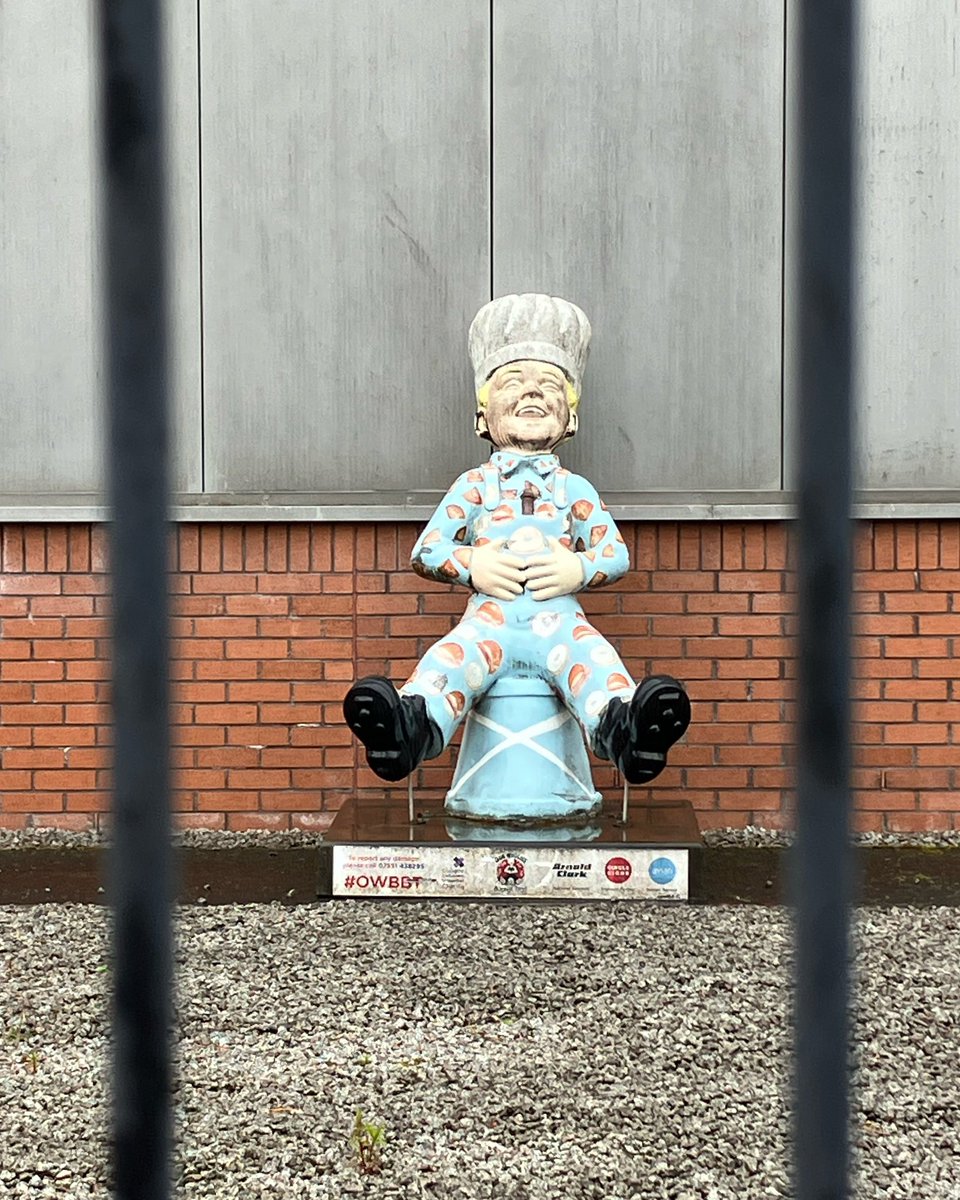 Free Wullie! Spotted him looking a bit forlorn as I went past the McGhee’s factory this morning. A wee bit of Dundee ☀️ in Glasgow.
