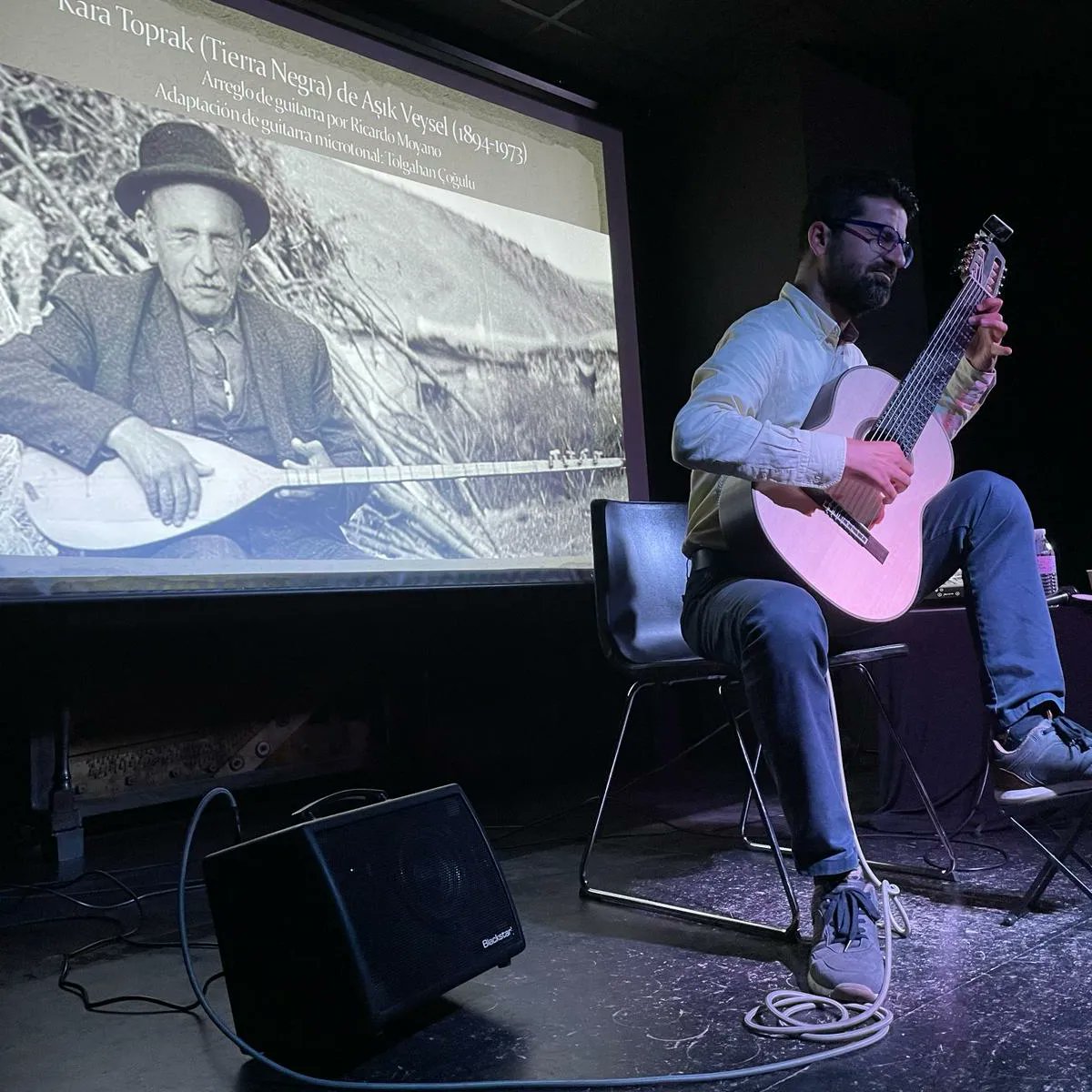 Hoy, el MIMMA ha tenido el placer de escuchar a @tolgahancogulu de la Universidad Técnica de Estambul. ⬇️⬇️⬇️ #mimmamuseo #seruegatocar #pleaseplay #museo #musica #cultura #malaga #guitarra #microtonalidad #guitarramicrotonal #culturamalaga #ayuntamientomalaga