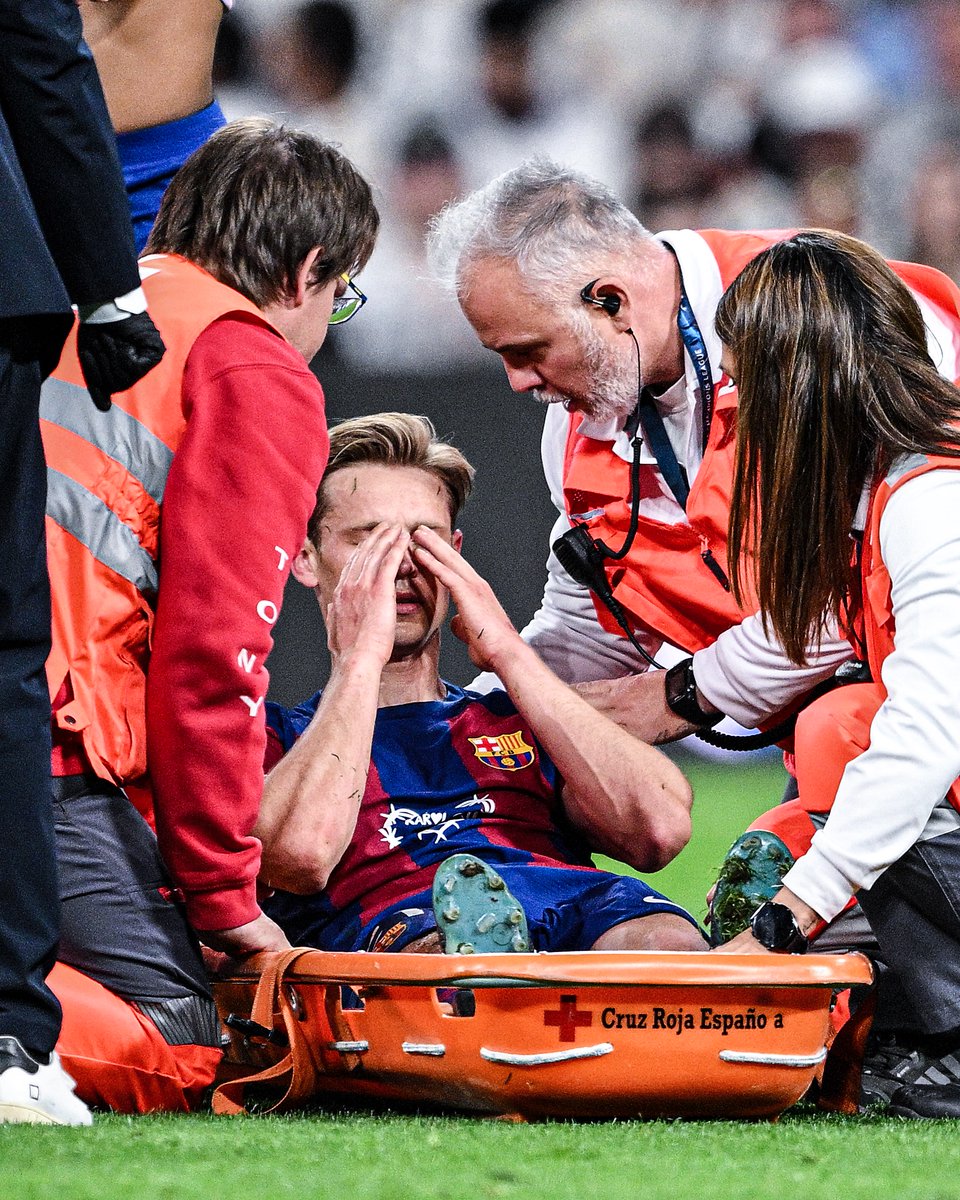 Frenkie de Jong had to be stretchered off for Barcelona with an ankle injury right before half time. Get well soon 🙏❤️
