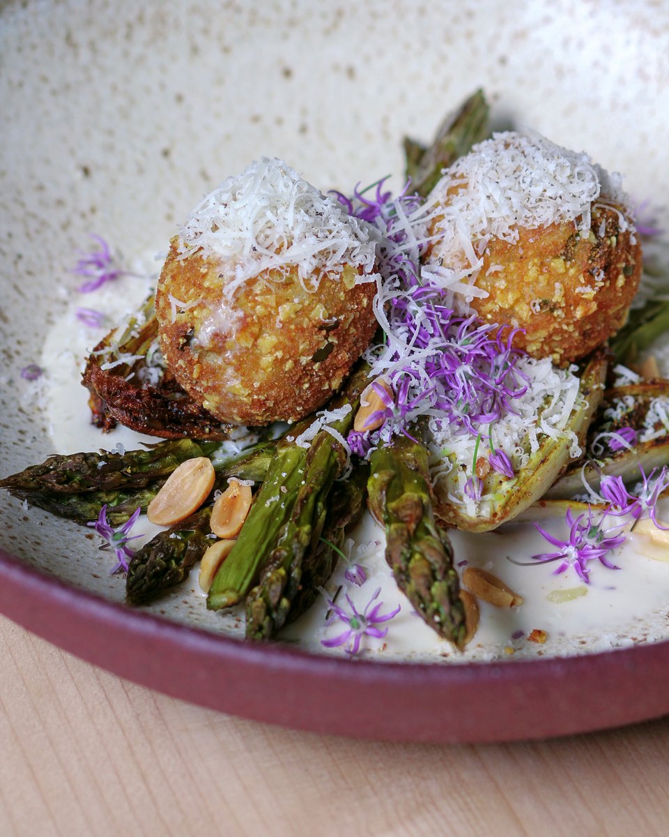 My eyes are too sore to draw after another week from hell w/ work, so here's one more plate I put my creative juices into as lunch. Roasted asparagus, endives & peanuts, arancini with wild garlic, cream cheese sauce & Allium giganteum flowers. 

#WarriorNunCookbook #WarriorNun