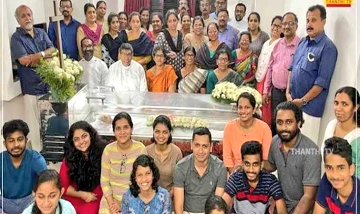 im_inba1's tweet photo. ♥️உங்கள் இறுதிஊர்வலத்திற்குப் பின் ஒருசில மணிநேரங்களில் அழுகுரல்கள் முழுமையாக அடங்கியிருக்கும்,
அடுத்த வேளை உணவுக்கு  ஆர்டர்கள்  ஹோட்டலுக்கு சென்றிருக்கும்,

♥️பேரன் பேத்திகள் ஓடிப்பிடித்து விளையாடிக் கொண்டிருக்க,..
வந்த கூட்டத்தில் ஓர் இளம்பெண்ணும் ஆணும் காதல் புன்னகையுடன் பரஸ்பரம் போன் நம்பர்கள் மாற்றிக்கொள்வர்...

♥️படுக்கப் போகும் முன் காலாற நடந்து வரலாமென சில ஆண்கள் தேநீர்க்கடை வரை சென்றிருப்பர்,..

♥️சாப்பிட்ட இலைகளயும், குப்பைகளையும் இன்னும் கொஞ்சம் தள்ளிக் கொட்டியிருக்கலாம் என உங்கள் பக்கத்துவீட்டுக்காரர் மனதுக்குள் பொறுமிக்கொண்டிருப்பார்,..

♥️ஒரு அவசர சூழ்நிலையால் நேரில் வர இயலவில்லையென உறவினர் ஒருவர் உங்கள் மகளிடம் போனில் பேசுவார்.

♥️மறுநாள் விருந்தில், கறியில் காரம் போதவில்லையென ஓரிருவர் குறைபட்டுக்கொள்வார்கள், எலும்பை நீக்கி, கறியை மட்டும் குழந்தைக்கு ஒரு அம்மா ஊட்டிக்கொண்டிருப்பார்..

♥️இத்தனை தூரம் வந்தாச்சு போற வழியில் அங்கேயும் பார்த்துவிட்டுப் போலாமா என வெளியூர் உறவுகள் சுற்றுலாத் திட்டங்கள் ரகசியாமாய் வகுத்திருப்பர்,

♥️தன்னுடைய பங்குக்கு மேல் சிலநூறு ரூபாய்கள் அதிகமாக செலவாகிவிட்டதென ஒரு பங்காளி கணக்கிட்டு நொந்துகொண்டிருப்பார்..
கூட்டம் மெல்ல மெல்லமாய்க் கரையத் தொடங்கும்..

♥️அடுத்து வரும் நாட்களில்
நீங்கள் இறந்ததே தெரியாமல் உங்கள் தொலைபேசிக்கு சில அழைப்புகள் வரக்கூடும்,..

♥️உங்கள் அலுவலகம் உங்கள் இடத்துக்கு வேறொருவரை அவசரமாகத் தேடத் துவங்கியிருக்கும்,

♥️ஒரு வாரம் கழிந்து, உங்கள் இறப்புச் செய்தி கேள்விப்பட்டு, 
உங்கள் கடைசிப் பதிவு என்னவென ஆர்வம் கலந்த சோகத்தோடு சில பேஸ்புக் நண்பர்கள் தேடக்கூடும்.

♥️இரண்டு வாரங்களில் உங்கள் மகன் மகளின் எமெர்ஜென்சி லீவு முடிந்து பணிக்கு திரும்பிடுவர், 

♥️ஒரு மாதமுடிவில் உங்கள் வாழ்க்கைத்துணை டிவியில் வரும் ஏதோ ஒரு நகைச்சுவைக் காட்சிக்கு சிரிப்பார்,

♥️அடுத்துவரும் மாதங்களில், உங்கள் நெருங்கிய உறவுகள் மீண்டும் சினிமாவுக்கும், பீச்சுக்கும் சகஜமாய்ச் செல்லத்துவங்கியிருப்பர்,

♥️அத்தனை பேரின் உலகமும் எப்போதும்போல் மிக இயல்பாக இயங்கிக்கொண்டிருக்கும்,

♥️ஒரு பெரிய ஆலமரத்தின் இலை ஒன்று வாடி உதிர்ந்ததற்கும், நீங்கள் வாழ்ந்து மறைந்ததற்கும் எள்ளளவும் வித்தியாசம் இல்லாதது போல, அத்தனையுமே சுலபமாய், வேகமாய், எந்தச் சலனமுமின்றி நடக்கும்,

♥️மழை பெய்யும், தேர்தல் வரும், பேருந்துகளில் கூட்டம் வழக்கம்போலவே இருக்கும்,  ஒரு நடிகைக்குத் திருமணம் ஆகும், திருவிழா வரும், உலகக்கோப்பை கிரிக்கெட் திட்டமிட்டபடி நடக்கும், வண்ண வண்ணமாய் பூக்கள் பூக்கும், உங்கள் செல்லப்பூனை அடுத்த குட்டி ஈனும்..

♥️நீங்களே வியக்கும் வேகத்தில் இந்த உலகத்தால் நீங்கள் மறக்கப்படுவீர்கள்,
இதற்கிடையில் உங்கள் முதல்வருடத் திதிகொடுத்தல் மட்டும் மிகச்சிரத்தையாக நடக்கும்.

♥️கண்மூடித் திறக்கும் நொடியில்
வருடங்கள் பல ஓடியிருக்கும், உங்களைப் பற்றிப் பேச யாருக்கும் எதுவுமே இருக்காது, 
என்றாவது ஒருநாள், பழைய புகைப்படங்களைப் பார்க்கையில் மட்டும், உங்கள் வாரிசுகளில் ஒருவர் உங்களை நினைவுகொள்ளக்கூடும்,

♥️உங்கள் ஊரில், நீங்கள் நெருங்கிப் பழகிய ஆயிரம் ஆயிரம் பேர்களில், யாரோ ஒருவர் மட்டும், நீங்கள் இருந்ததாய்,அபூர்வமாய் உங்களைப்பற்றிப் யாரிடமோ பேசக்கூடும்..

♥️மறுபிறவி உண்மையென்றால் மட்டும் நீங்கள் வேறெங்கேயோ, வேறு எவராகவோ வாழ்ந்து கொண்டிருக்கக்கூடும்..

♥️மற்றபடி, நீங்கள் எதுவுமே இல்லாமல் ஆகி,பேரிருளில் மூழ்கி பல பத்தாண்டுகள் ஆகியிருக்கும்,
இப்போது சொல்லுங்கள்.. உங்களை இத்தனை சீக்கிரம் மறக்கக் காத்திருக்கும் மனிதர்களில் யாரைத் திருப்திப்படுத்த இன்று, இப்போது, இவ்வளவு பதற்றமாய் ஓடிக்கொண்டிருக்கிறீர்கள்?. 

♥️உங்கள் வாழ்க்கை , யாரையும் நீங்கள் திருப்தி படுத்த தேவையில்லை, யாரும் உங்களை திருப்தி படுத்தபோவதும் இல்லை. வாழுங்கள் உங்களுக்காகவும் வாழுங்கள் .

நன்றி🙏❤️🙏🏻 ...