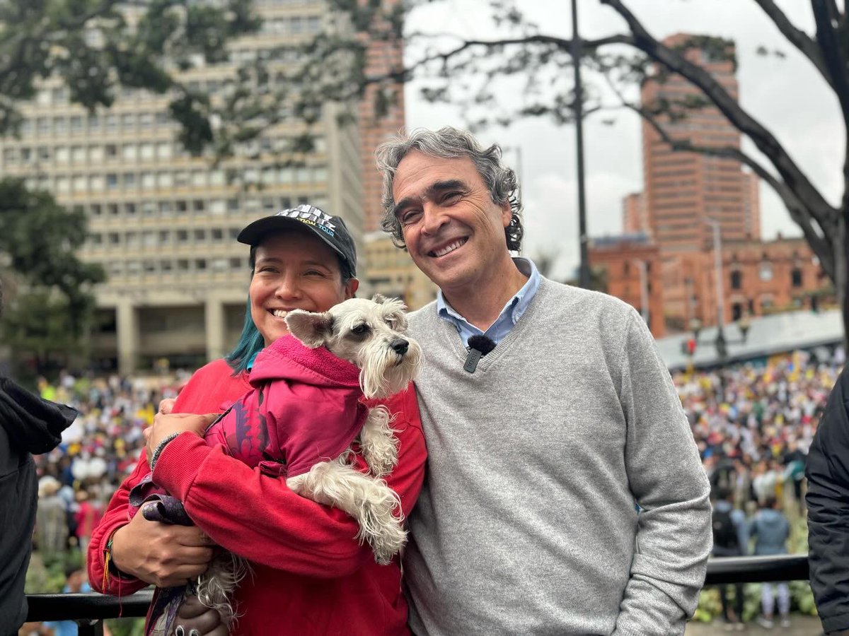 sergio_fajardo's tweet photo. Escuchando y dialogando con muchos de ustedes hoy en la marcha. 

Una misma preocupación ¿cómo salimos de esto? Mi respuesta: buscando consensos, sin estigmatizar y alejándonos de los extremos. https://t.co/jmykWT5Rhm