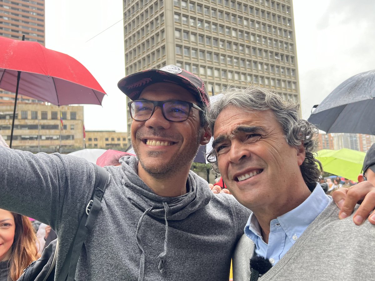 sergio_fajardo's tweet photo. Escuchando y dialogando con muchos de ustedes hoy en la marcha. 

Una misma preocupación ¿cómo salimos de esto? Mi respuesta: buscando consensos, sin estigmatizar y alejándonos de los extremos. https://t.co/jmykWT5Rhm