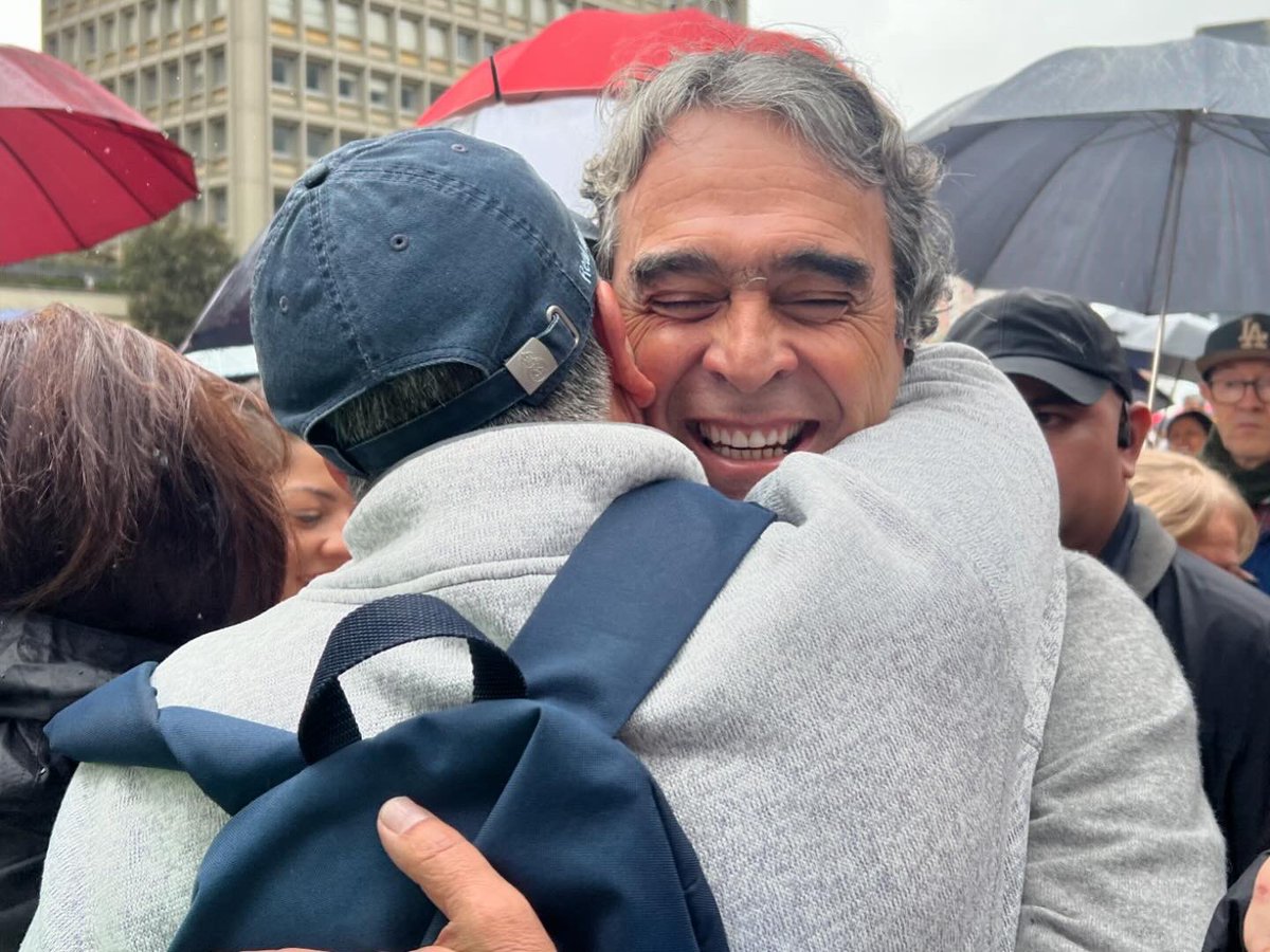 sergio_fajardo's tweet photo. Escuchando y dialogando con muchos de ustedes hoy en la marcha. 

Una misma preocupación ¿cómo salimos de esto? Mi respuesta: buscando consensos, sin estigmatizar y alejándonos de los extremos. https://t.co/jmykWT5Rhm