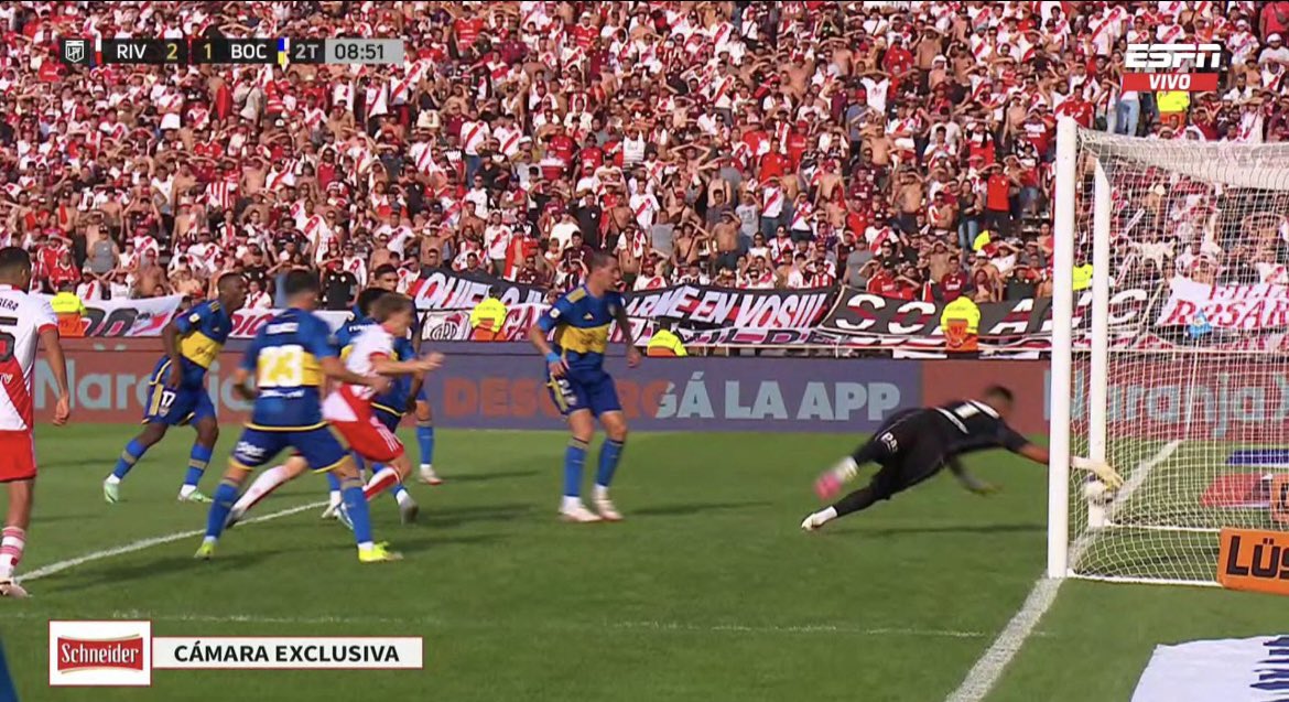 manucarabias's tweet photo. Esto ha pasado a la vez en los dos partidos más vistos en Europa y en América. Dónde está la cámara oculta, nunca mejor dicho. https://t.co/xC2iWf7QaA
