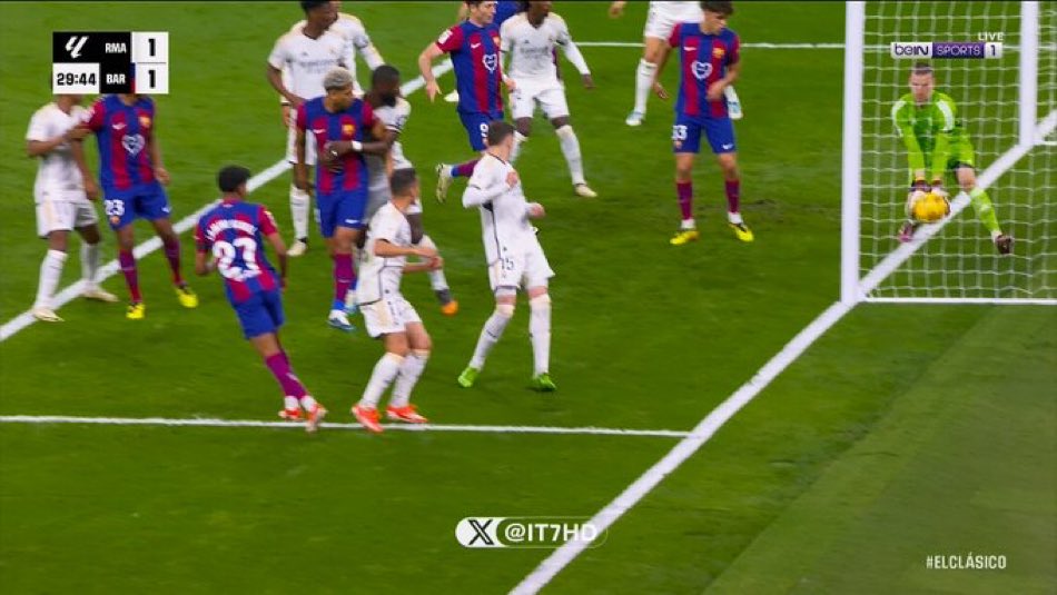 anatolium's tweet image. Comment une balle qui rebondit en plein sur la ligne de but après avoir été rejetée par le gardien depuis l'intérieur de la cage pourrait ne pas être but ? 

La balle est complètement dedans et ils le savent parfaitement.

Ce qui se passe me fascine.