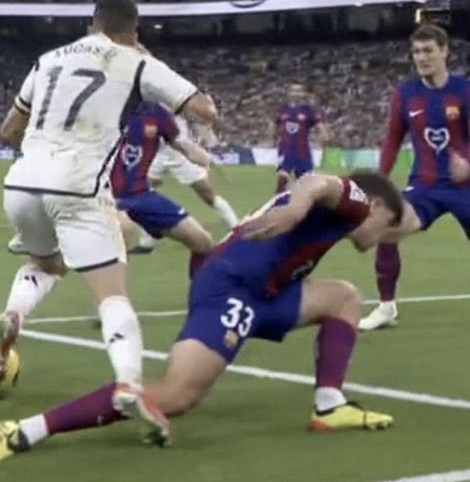 Cule_barca1's tweet photo. 🚨🚨🚨🚨🚨 |

- في 45 دقيقة فقط ، ثلاث حالات حساسة جداً للتحكيم تخدم مصالحة ريال مدريد '

- ركلة جزاء غير صحيحة لـ الريال ،
- هدف صحيح لـِ برشلونة ،
- كامافينغا أخر لاعب ولم يُطرد ،

- نادي النظام و التحكيم هوا حاكم هذا الدوري القذر . 🔵🔴 https://t.co/v7AKGHJdKD