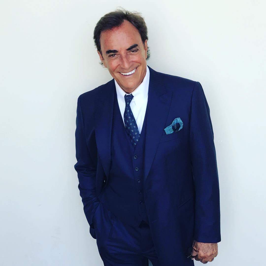 Mama_Hooch's tweet photo. #SitDownSunday Go order your paperback copy of Seducing Celebrities One Meal at a Time available #Amazon then sit down and relax while @ThaaoPenghlis takes you on a delectable journey with tales of celebrities and the meals he prepares for them. #mouthwatering #facinatingtidbits https://t.co/ST1kmrEFxM