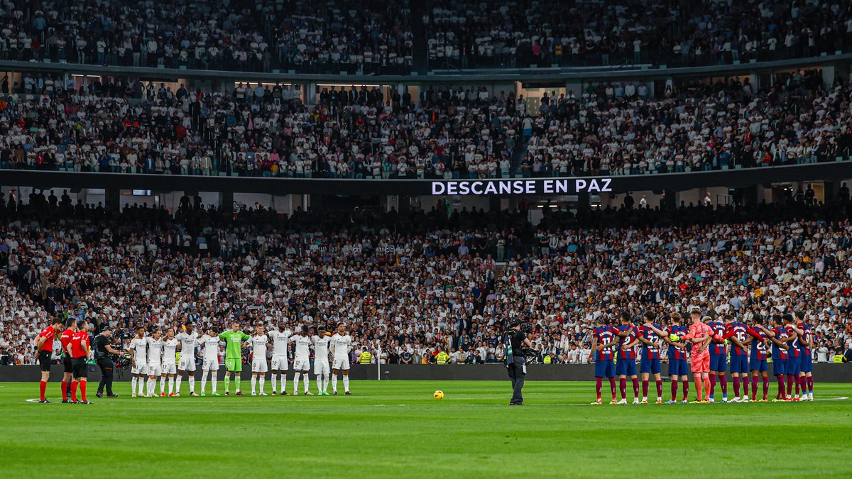 ⚫ El estadio Santiago Bernabéu guardó un minuto de silencio antes de #ElClásico en memoria de Luis Gil, director de Competiciones de <a href="/LaLiga/">LALIGA</a>.
#RealMadrid