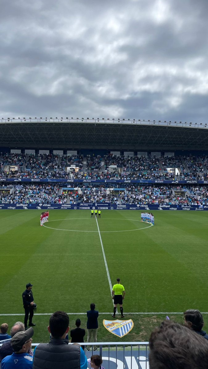 GeoAndres_UMA's tweet photo. El fútbol está lleno de geometría. En el césped de la Rosaleda🌹 circulos y rectángulos. También algún que otro ladrón.🤬
#didgeometria3E #geometriaplanauma https://t.co/44YhvSX72A