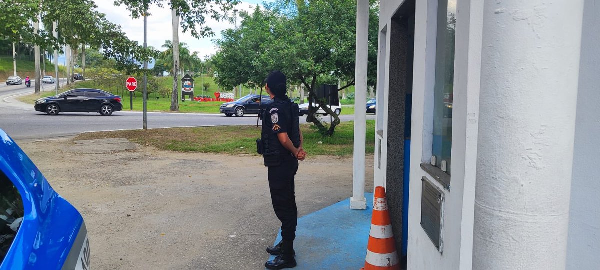 PMERJ's tweet image. #24BPM mantém presença vigilante na Cabine 24/1, situada na entrada do município de #Queimados. Proteção ativa e constante.
