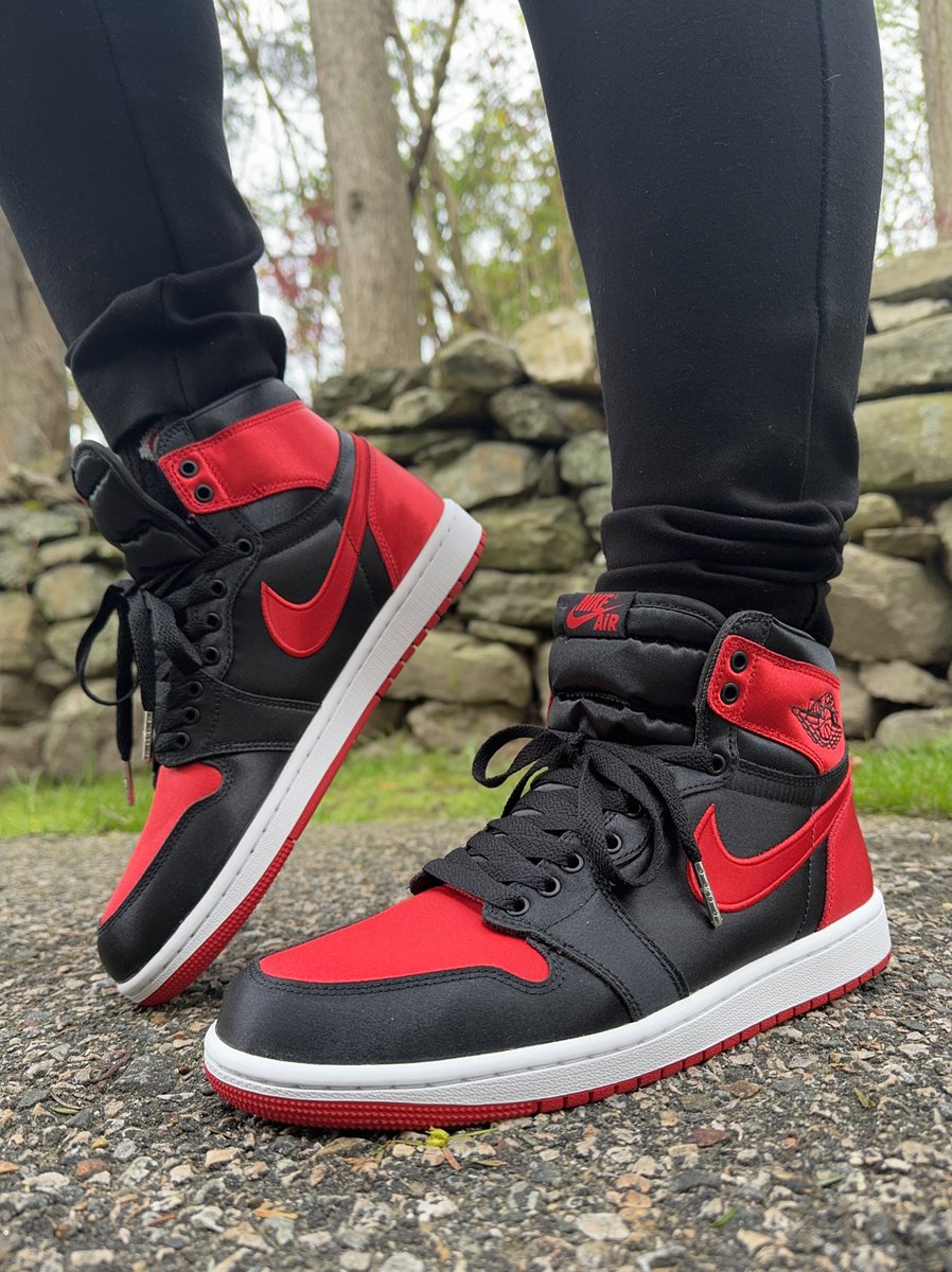 #KOTD

AJ1-Satin 🍞❤️🖤

Happy Sunday!! “New Prada shoes no shoe strings, closet full of kicks like Liu Kang! We was just dreamers rockin Litas..”-Logic🎶 Stay safe stay blessed stay YOU! ❤️🖤🙏🏾

#INMYJS
#mykicks12exclusive
#yoursneakersaredope 
#snkrsliveheatingup