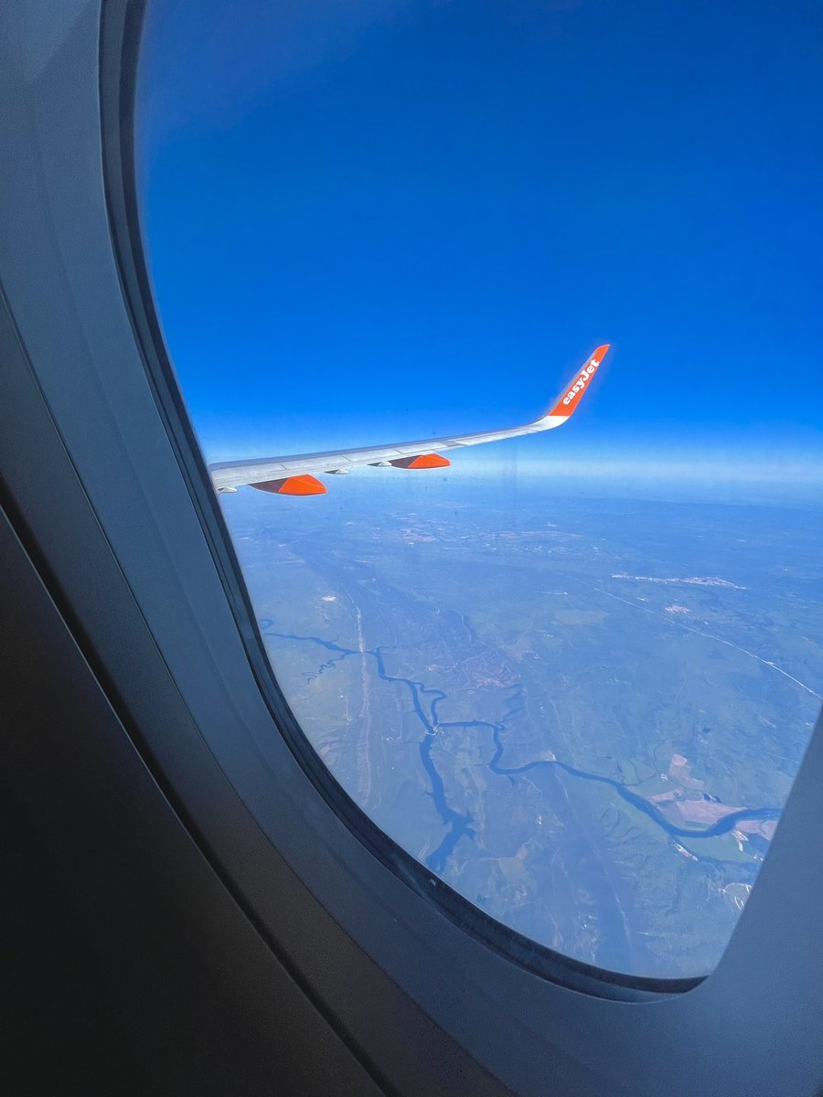 david_akinsiku's tweet image. Code at 30,000 feet: Finding Inspiration above the clouds ✈️💻 #codingonthego #TechTravel