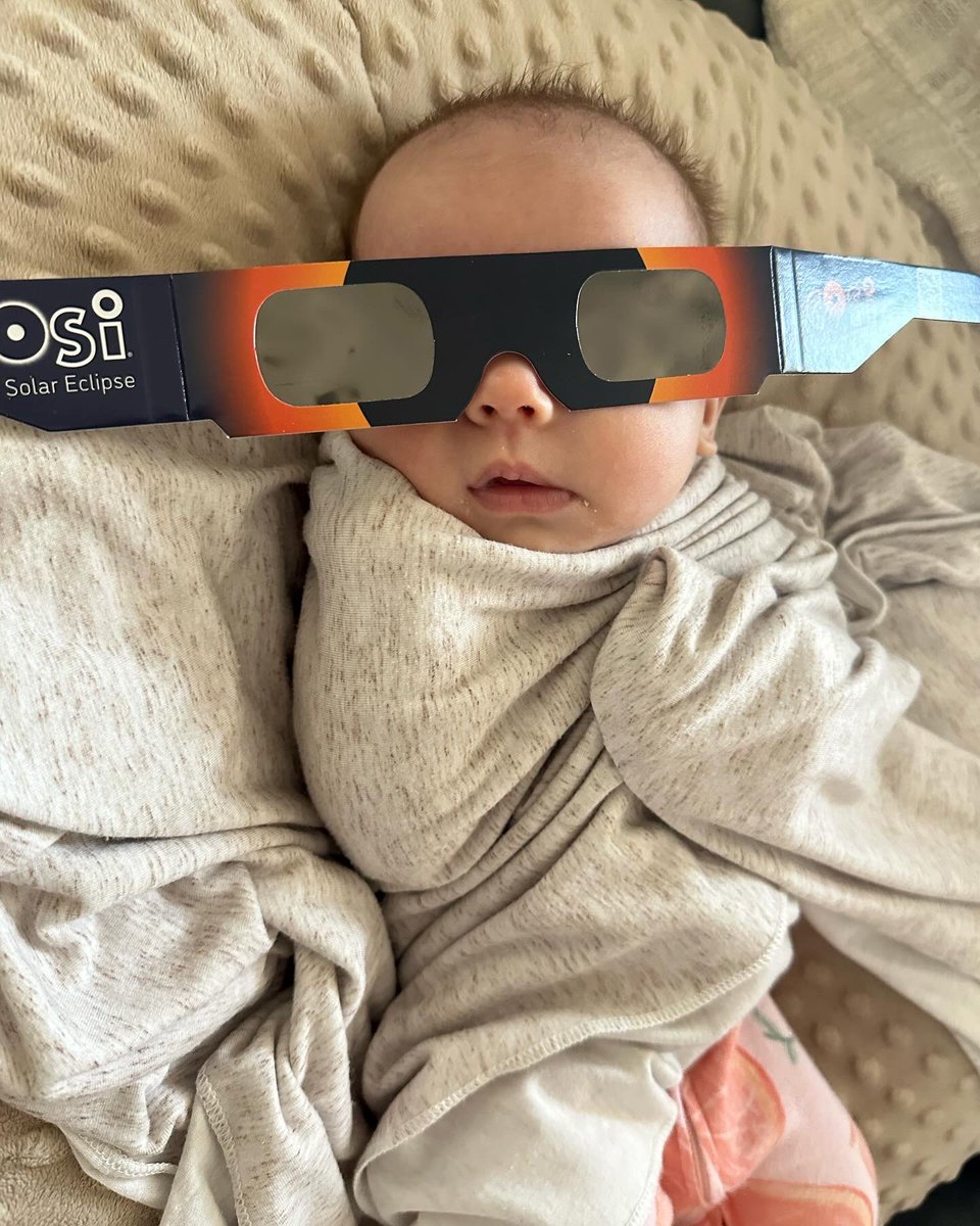 MsChatterton's tweet photo. Total Solar Eclipse. 2024. Cell phone edition. https://t.co/tLZ2jOCECt