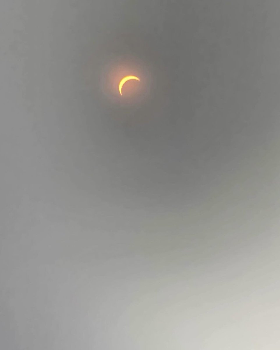 MsChatterton's tweet photo. Total Solar Eclipse. 2024. Cell phone edition. https://t.co/tLZ2jOCECt