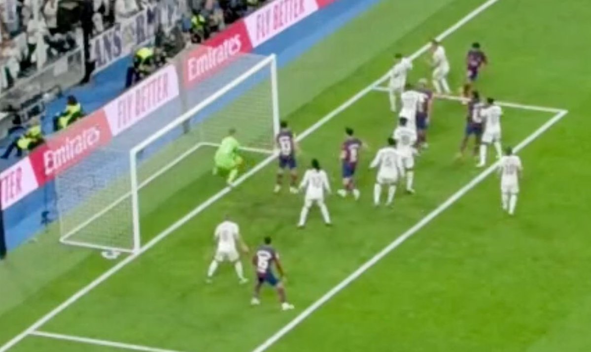 URGENT | 🚨🚨🚨🚨🚨🚨🚨🚨🚨🚨

A photo from a fan in the stadium shows that the ball indeed went in the net.