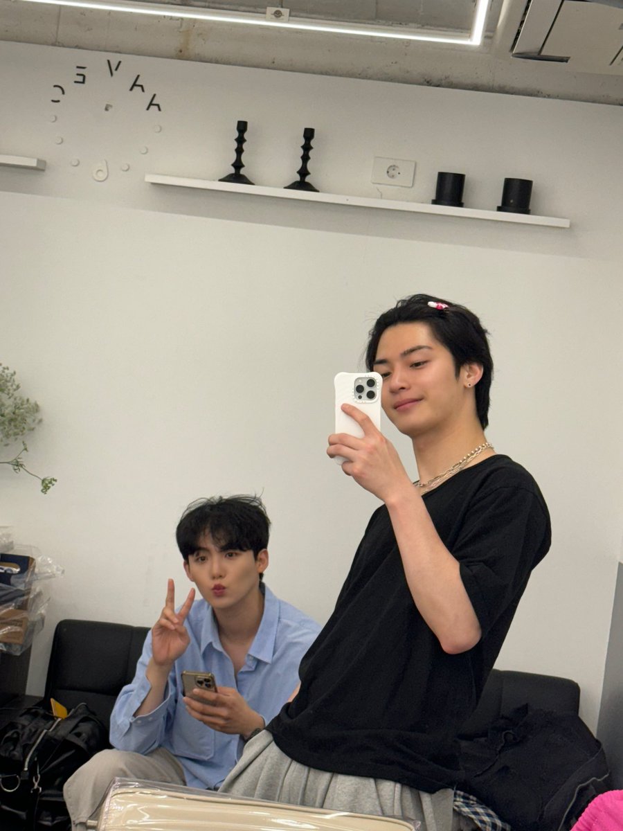 dailyhangyeom's tweet photo. Two pretty boys getting ready for their photoshoot 📸🥁🎸

#OMEGA_X #오메가엑스 #송한겸 #HANGYEOM #JUNGHA #JazzforTwo https://t.co/oNjLx2tWiL