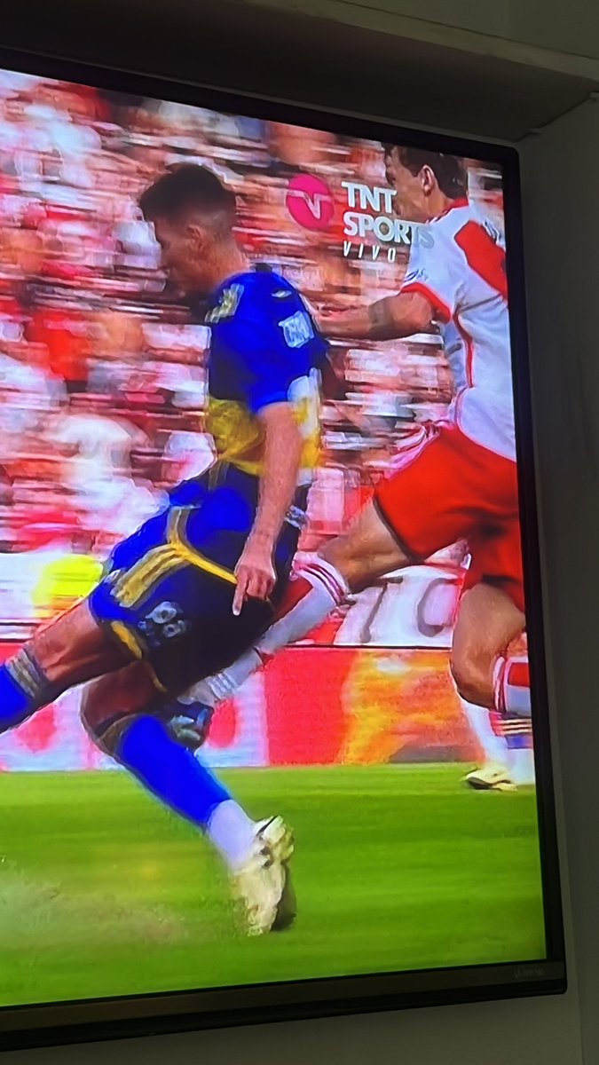 Mikelboca's tweet photo. Esto no es roja ?
#BocaJuniors #Superclasico #zenon 

 Colidio resentido mira como le va a Zenón sin pelota https://t.co/T06lJcEqRZ
