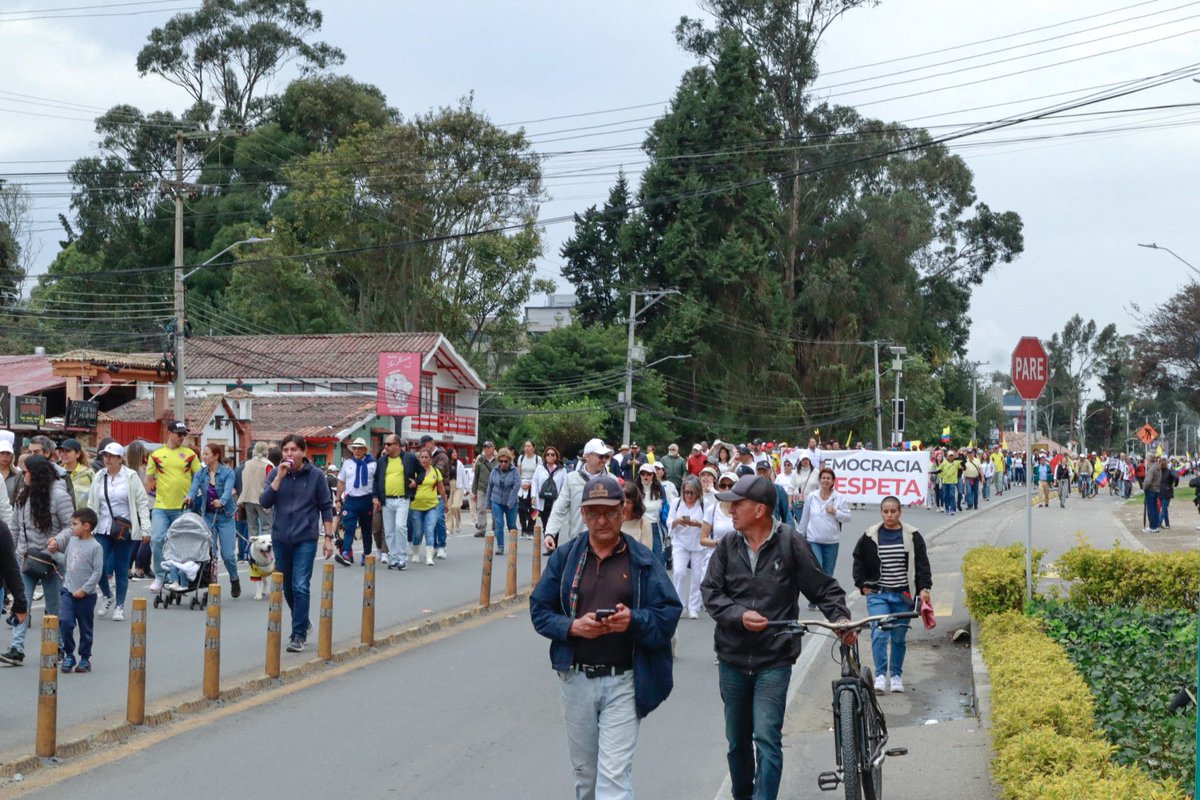 valebernalortiz's tweet photo. En un país lleno de incertidumbre sobre temas como la constituyente, la salud y la seguridad, el pueblo sale a las calles para ser escuchado. 
¿Deberíamos dividir la lucha por Colombia en clases sociales?
#21A #Marchas21A #chia #cajica https://t.co/fGntyAXIoa