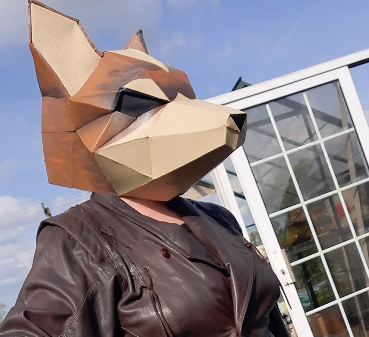 A few peeps asked to see more of Mr polygonal Starfox, so here's some pics! Owned by my boyfriend, bsky.app/profile/bigges… Pattern by IVYpaperArt on Etsy Materials: EVA foam, hot glue, primer, acrylic paint, aida cloth, alcohol inks, modge podge, and upholstery foam #fursuit